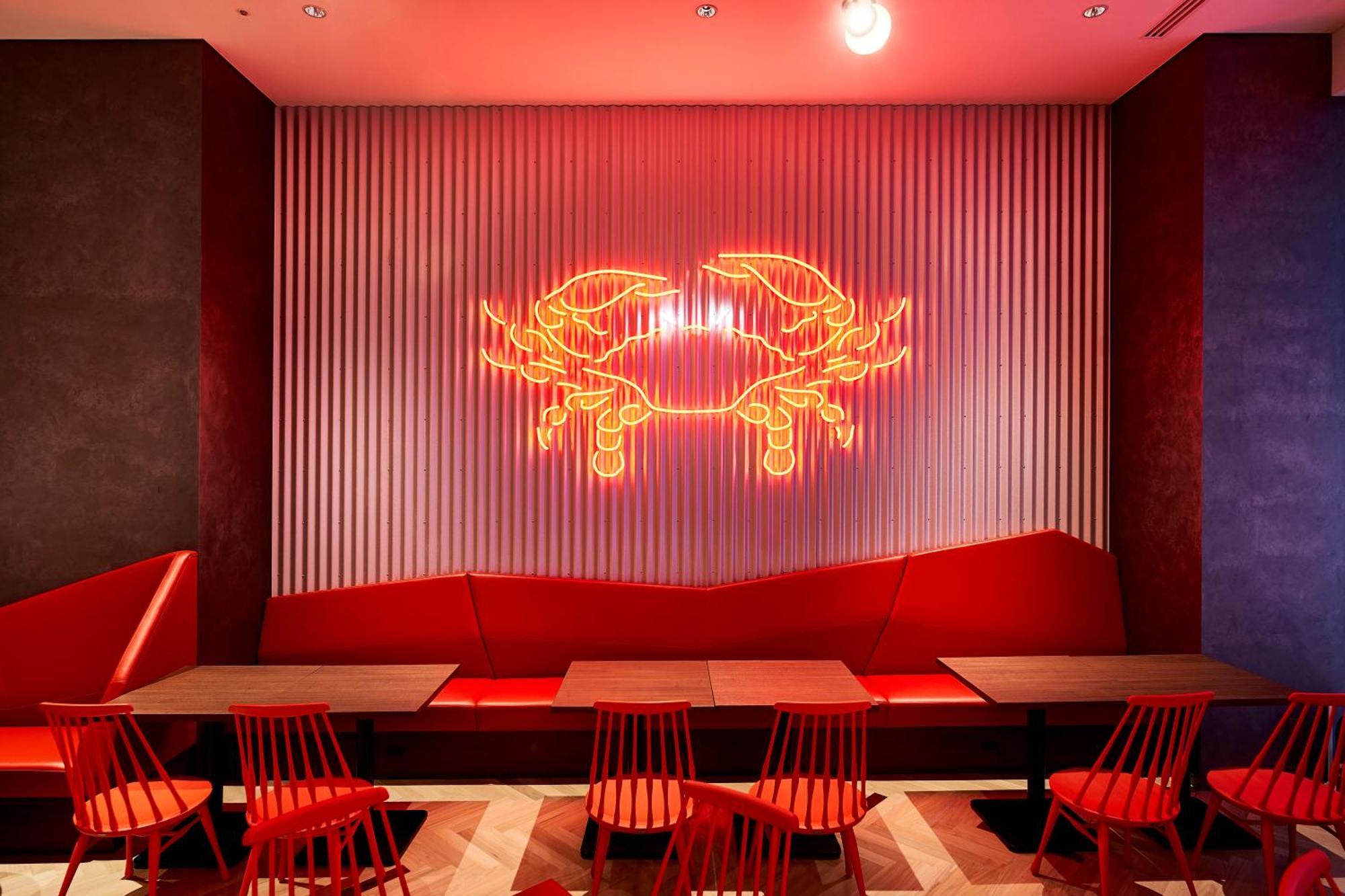 Centara Grand Hotel Осака Экстерьер фото Interior of a Pizza Hut restaurant in Shanghai, China