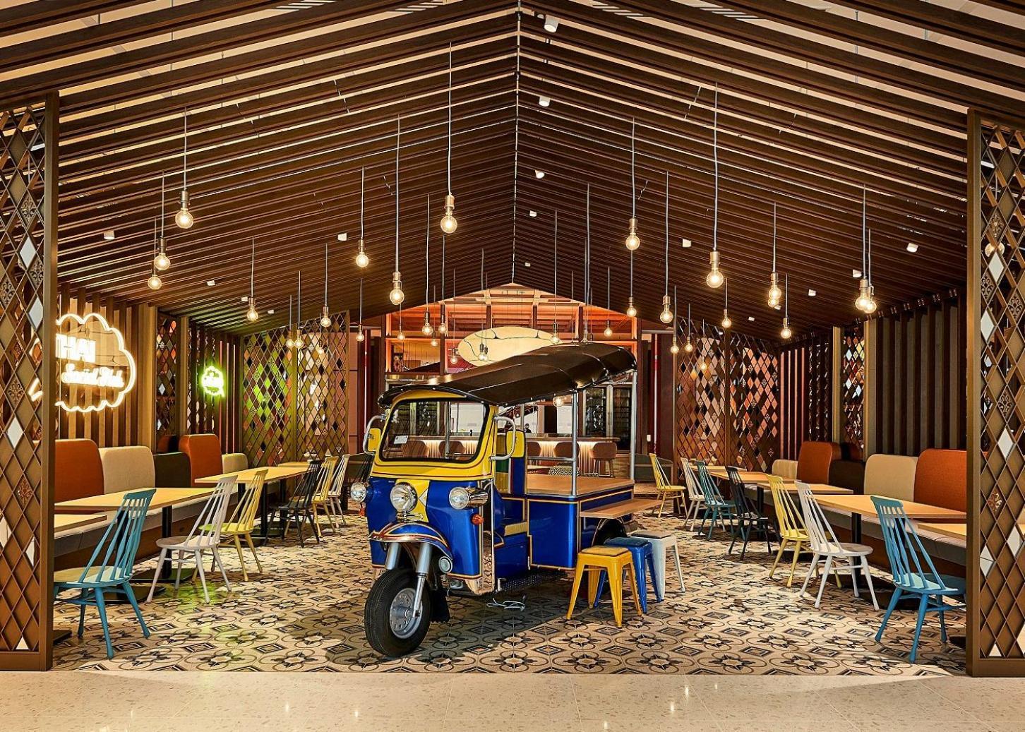 Centara Grand Hotel Осака Экстерьер фото The interior of Tuk Tuk