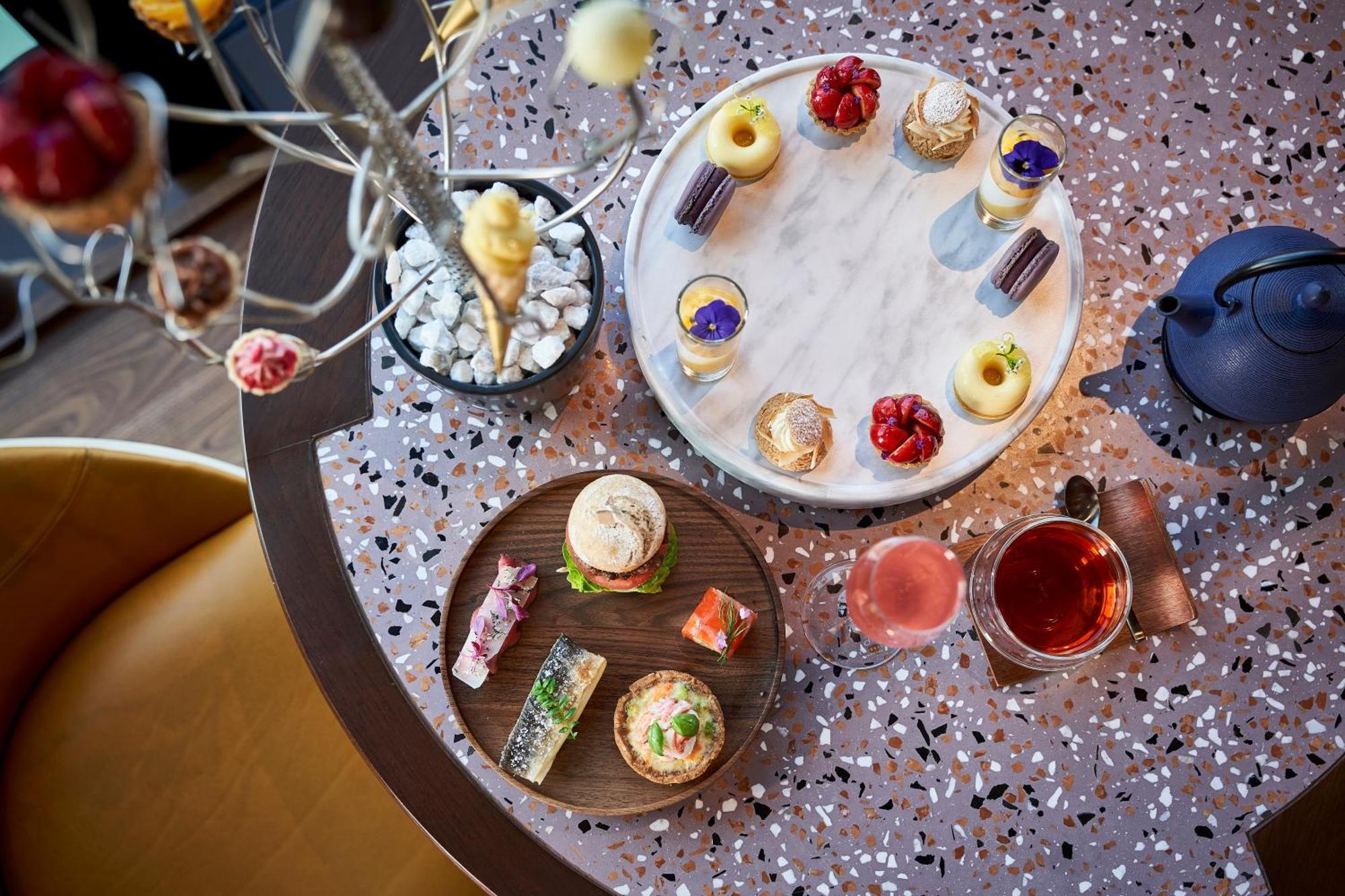 Centara Grand Hotel Осака Экстерьер фото Afternoon tea at the London Edition