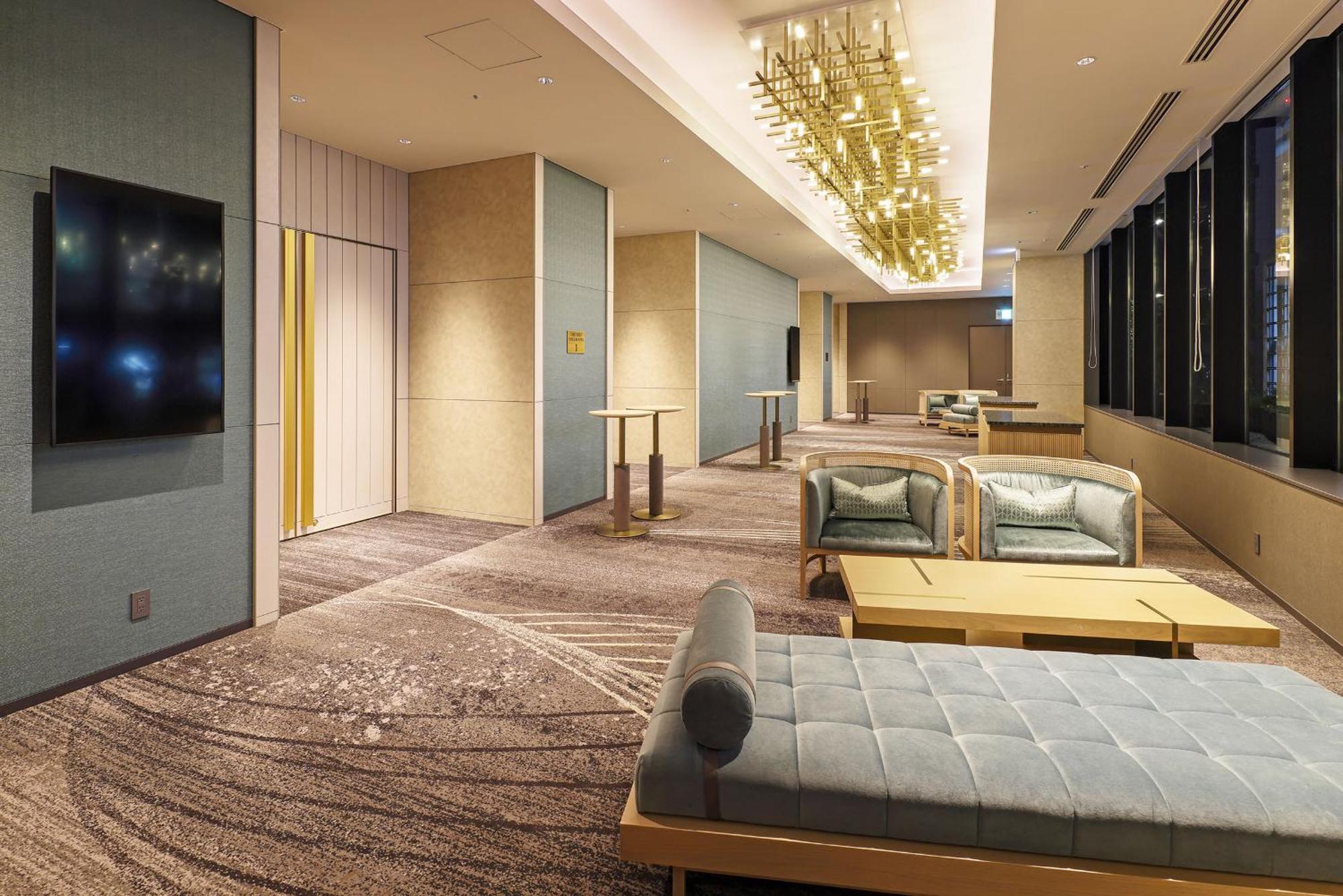Centara Grand Hotel Осака Экстерьер фото The Club Lounge at Hong Kong International Airport