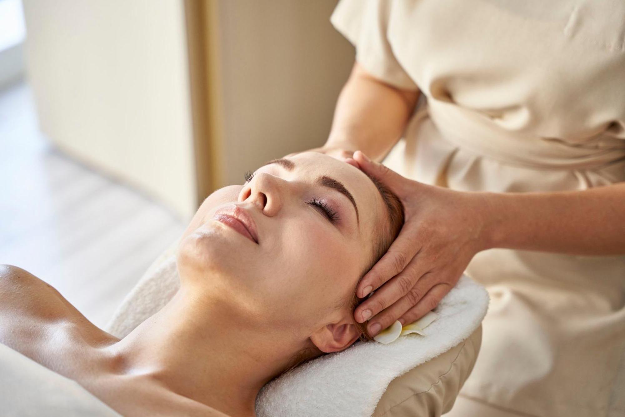 Centara Grand Hotel Осака Экстерьер фото A woman receiving a head massage